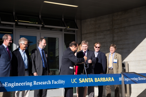 Chancellor Yang and COE Dean Alferness cut the ribbon together